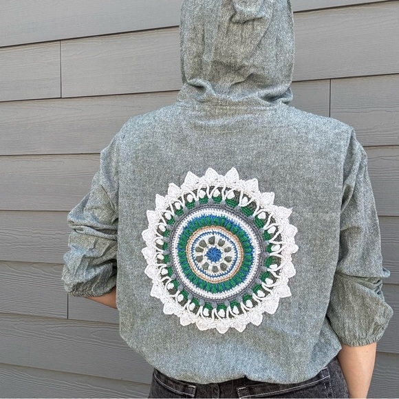 Light hoodie with crochet - Picture 4 of 10